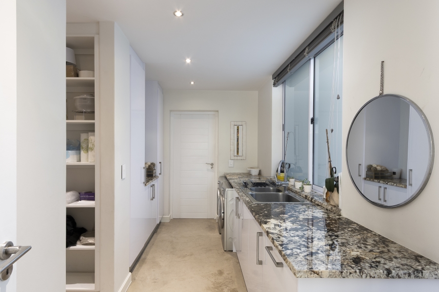 To Let 4 Bedroom Property for Rent in Harbour Island Western Cape